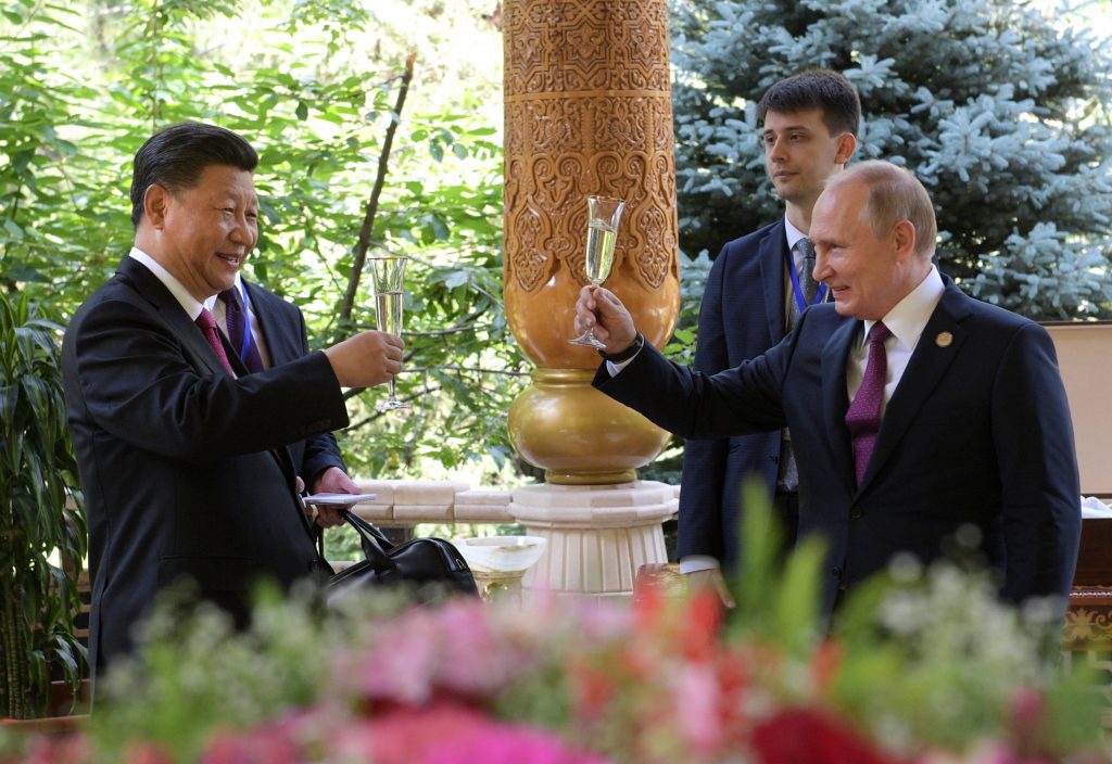 Vlagyimir Putyin orosz államfő (j) és Hszi Csin-Ping kínai elnök immáron arra is koccinthat, hogy az erőviszonyok egyre inkább az ő oldaluk mellett szólnak.<br /> Fotó: MTI/EPA/Szputnyik/Alekszej Druzsinyin