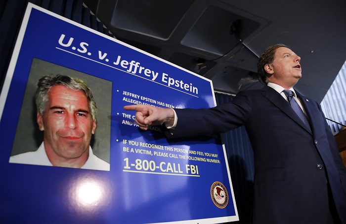 Geoffrey Berman New York déli körzetének ügyésze sajtótájékoztatót tart Jeffrey Epstein amerikai milliárdos letartóztatása ügyében New Yorkban 2019. július 8-án MTI/EPA/Jason Szenes