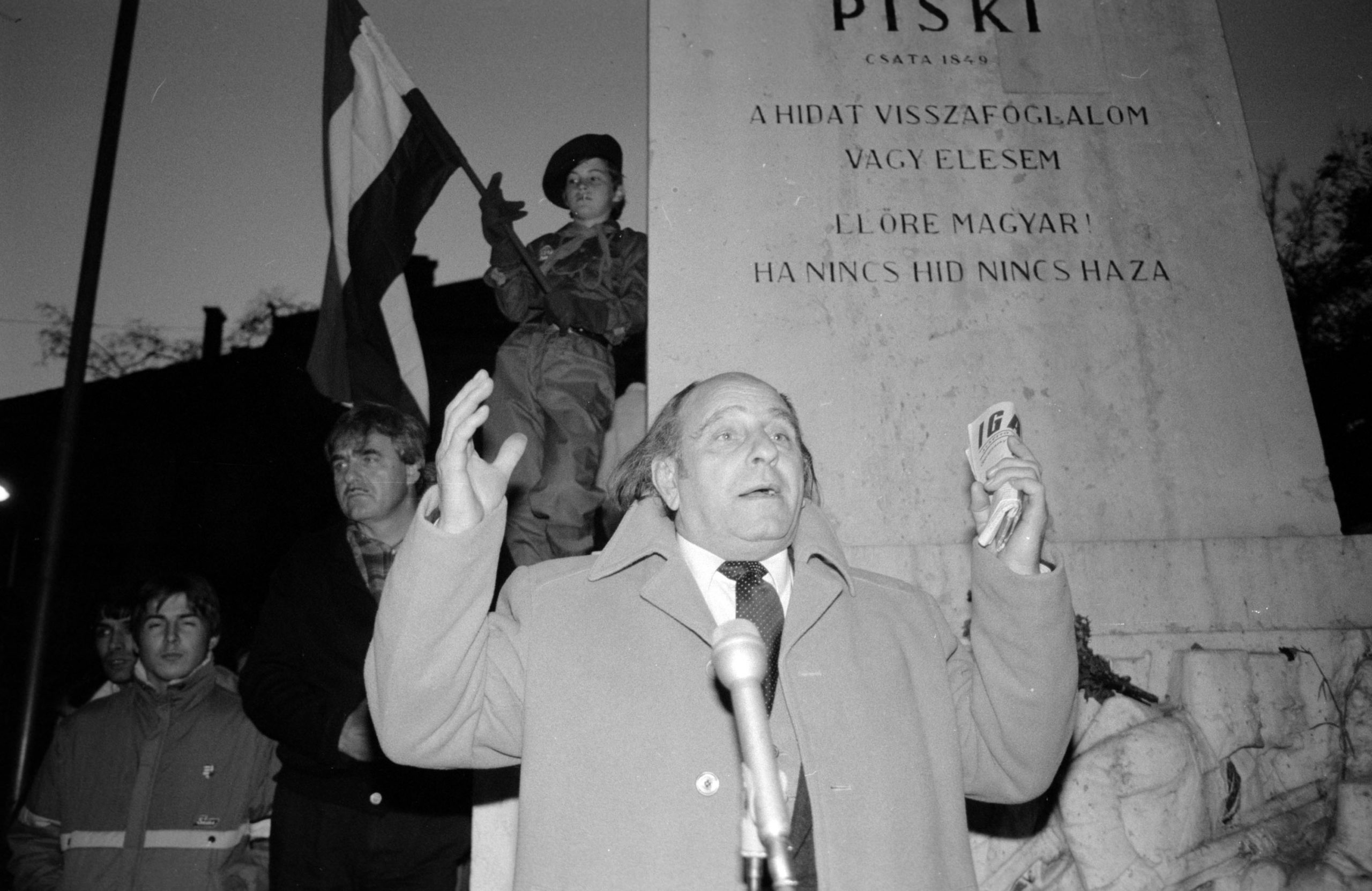 Obersovszky Gyula író-újságíró beszédet mond Bem József szobra elõtt az október 23-i megemlékezésen 1990-ben / Fotó: MTI