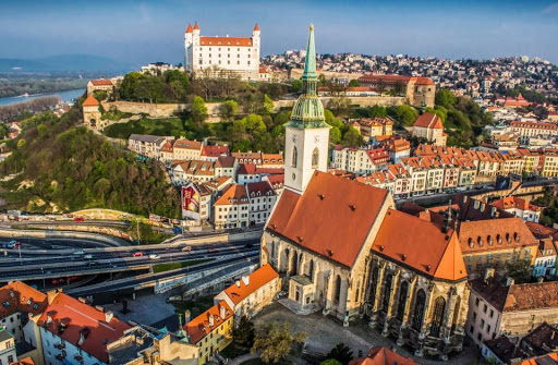 A szlovák főváros kisebb Budapestnél.