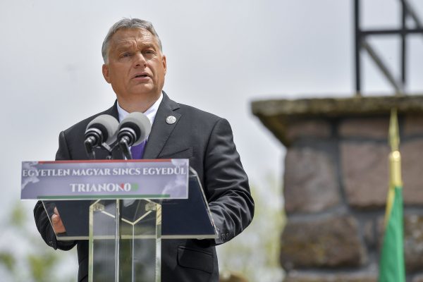 Orbán Viktor miniszterelnök beszédet mond a Centenáriumi Turulszobor avatásán, a Trianoni békediktátum 100. évfordulója alkalmából tartott megemlékezésen 2020. június 6-án Sátoraljaújhelyen. A balliberálisok szerint itt is magyarkodott... <br />Fotó: MTI/Czeglédi Zsolt
