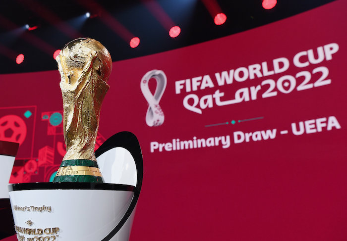 A FIFA által közreadott képen a trófea a színpadon a 2022-es katari labdarúgó-világbajnokság európai csoportbeosztásának sorsolása előtt Zürichben 2020. december 7-én.<br /> Fotó: MTI/EPA/FIFA/Kurt Schorrer