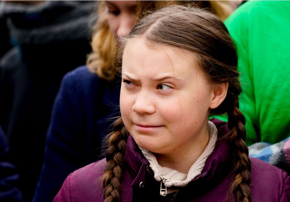 Spontán kérdésekre csak kaján vigyorral tud válaszolni Greta Thunberg, aki még mindig kamasz kislányt játszik 20 évesen - PestiSrácok