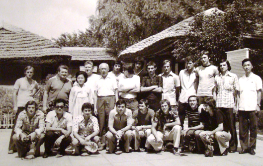 Az ifjúsági válogatottal Észak-Koreában 1975-ben. A felső sorban, középen Tóth Zoltán.