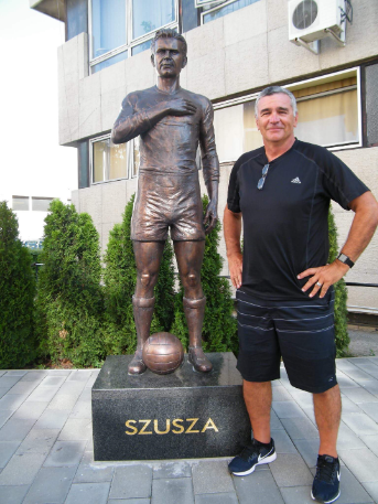 Újpesti legendák, ha találkoznak - Tóth Zoltán a Megyeri úti stadion névadója, Szusza Ferenc szobránál.
