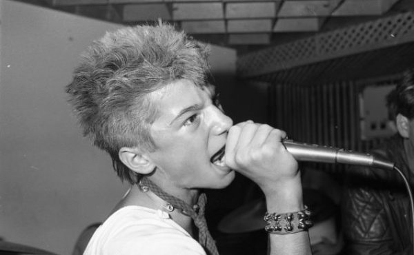 Kántor Gábor, a Der Trottel punkzenekar énekese. Fortepan Urbán Tamás