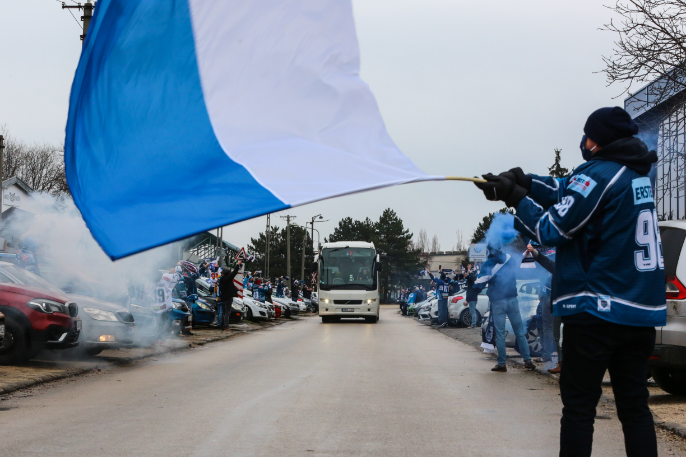 A fehérvári szurkolók szeretete határtalan csapatuk iránt. Itt éppen díszsorfallal indítják útjára a csapatbuszt. Fotó: Hydro Fehérvár AV19 - Soós Attila
