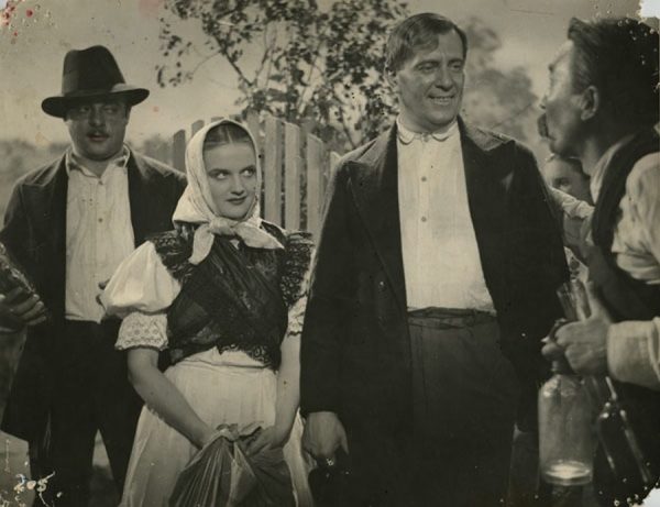 Juhász József (balra) a Tiszavirág című film egyik jelenetében. Előtte Tolnay Klári, Lehotay Árpád és Hosszú Zoltán. Forrás: Wikipédia