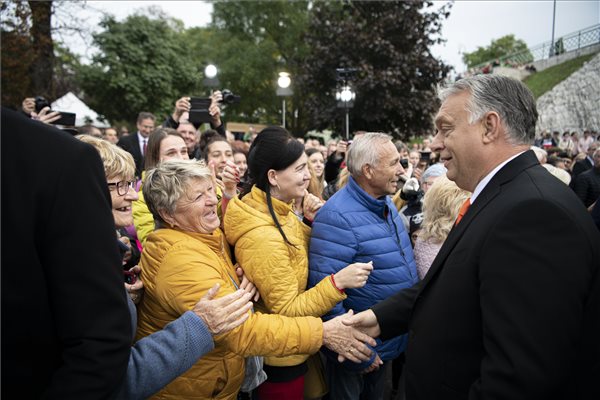 A Miniszterelnöki Sajtóiroda által közreadott képen Orbán Viktor miniszterelnök köszönti a résztvevőket a Mária Valéria híd átadásának 20. évfordulója alkalmából rendezett ünnepségen Esztergomban 2021. október 11-én.