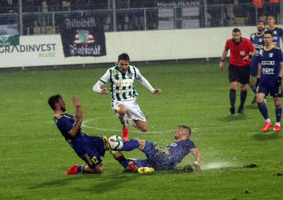 Az irreális körülmények megnehezítették a játékosok dolgát. Fotó: MTI/Vajda János
