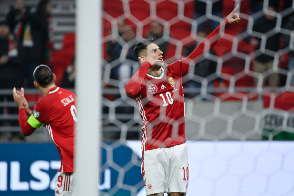 Az első gólunkat összehozó Szalai Ádám (csapatkapitányi karszalaggal) és Szoboszlai Dominik ünnepel. Fotó: MTI/Koszticsák Szilárd