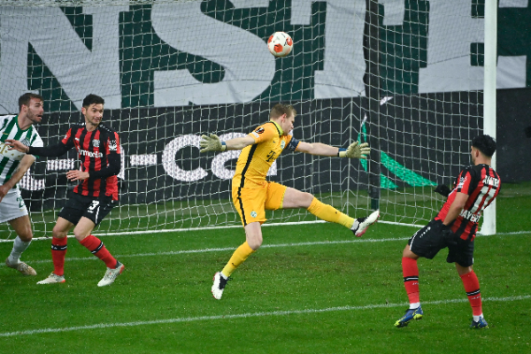 A Leverkusen talán legnagyobb helyzete volt az első félidőben, amikor Amiri közeli lövése fölé zúgott. Fotó: MTI/Koszticsák Szilárd