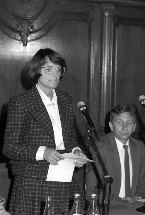 Tatai Ilona, az MSZMP Politikai Bizottságának tagja, a Taurus Gumigyár vezérigazgatója előadást tart gazdaságpolitikánk időszerű kérdéseiről (1989) / Fotó: MTI