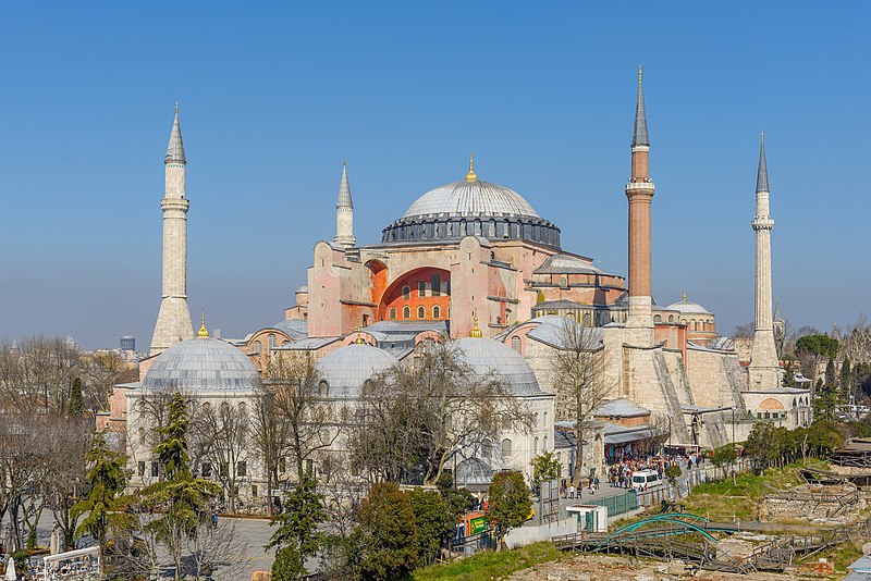 A Hagia Szophia csodálatos épülete Isztambulban. Nemrégiben ismét mecsetté alakították át, komoly jelzéseként annak, hogy Törökországban erőteljes mértéket ölt az iszlamizáció. Fotó: Wikipedia
