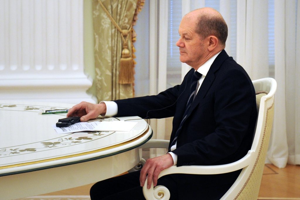 Olaf Scholz német kancellár a Vlagyimir Putyin orosz elnökkel folytatott tárgyalása közben a moszkvai Kremlben 2022. február 15-én.<br /> Fotó: MTI/AP/Kreml/Szputnyik/ Pool/Mihail Klimentyev