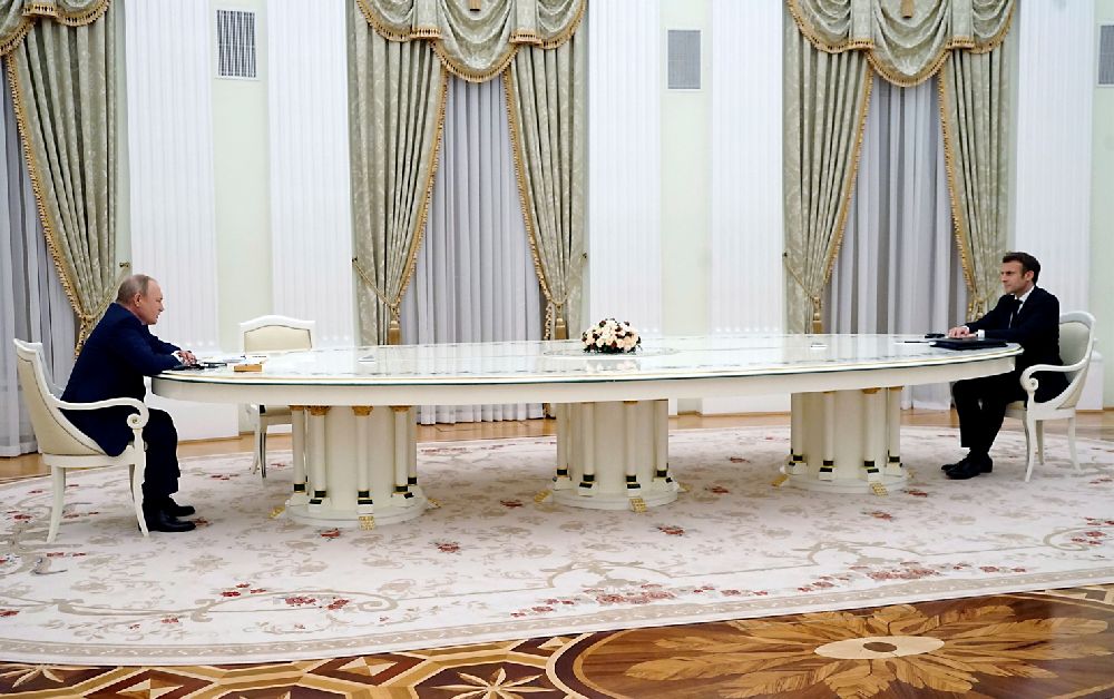 Vlagyimir Putyin és Emmanuel Macron az elhíresült asztalnál Moszkvában. Fotó: MTI/AP/Pool/Szputnyik