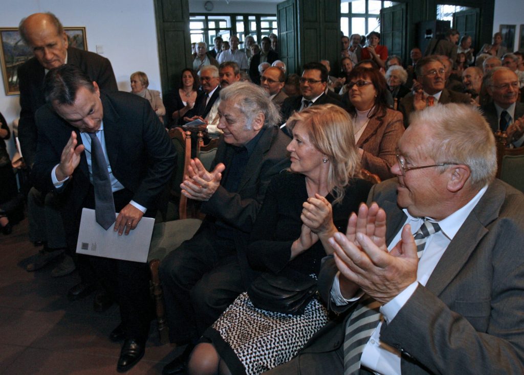 Az 1987-es lakiteleki találkozó 20. évfordulóján az "alapító atyák", így Csoóri Sándor (középen) és Csurka István is nagy örömmel köszöntötték Orbán Viktort, a Fidesz elnökét, aki szintén tisztelettel üdvözölte a rendszerváltó politikusokat.<br /> Fotó: MTI/Szigetváry Zsolt