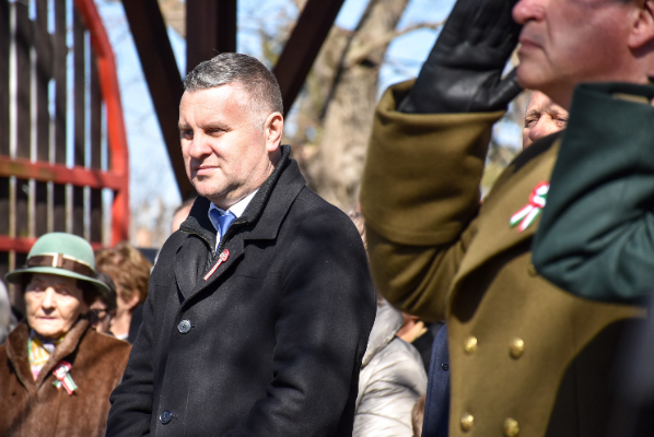 Dr. Lévai István Zoltán országgyűlési képviselőjelölt (Fidesz-KDNP) a koszorúzás előtt. Fotó: Kucsera Viktória Anita