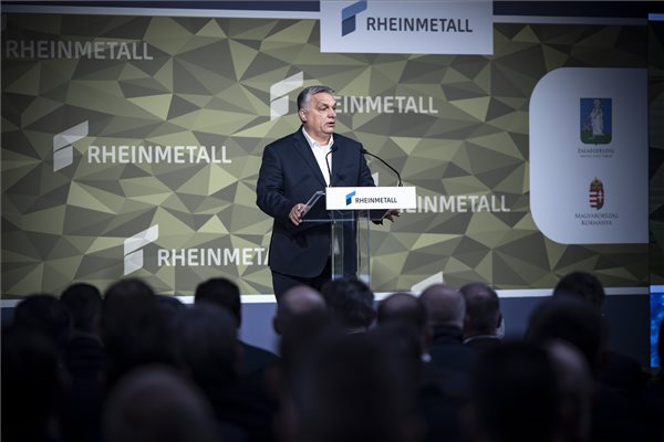 A Miniszterelnöki Sajtóiroda által közreadott képen Orbán Viktor miniszterelnök beszédet mond a zalaegerszegi Lynx harcjárműgyár épületének és elkészült moduljainak ünnepélyes átadóján a zalaegerszegi ZalaZONE Ipari Park Rheinmetall gyárépületében 2022. március 26-án. MTI/Miniszterelnöki Sajtóiroda/Fischer Zoltán