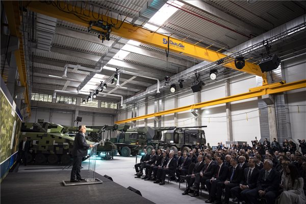 A Miniszterelnöki Sajtóiroda által közreadott képen Orbán Viktor miniszterelnök beszédet mond a zalaegerszegi Lynx harcjárműgyár épületének és elkészült moduljainak ünnepélyes átadóján a zalaegerszegi ZalaZONE Ipari Park Rheinmetall gyárépületében 2022. március 26-án. MTI/Miniszterelnöki Sajtóiroda/Fischer Zoltán