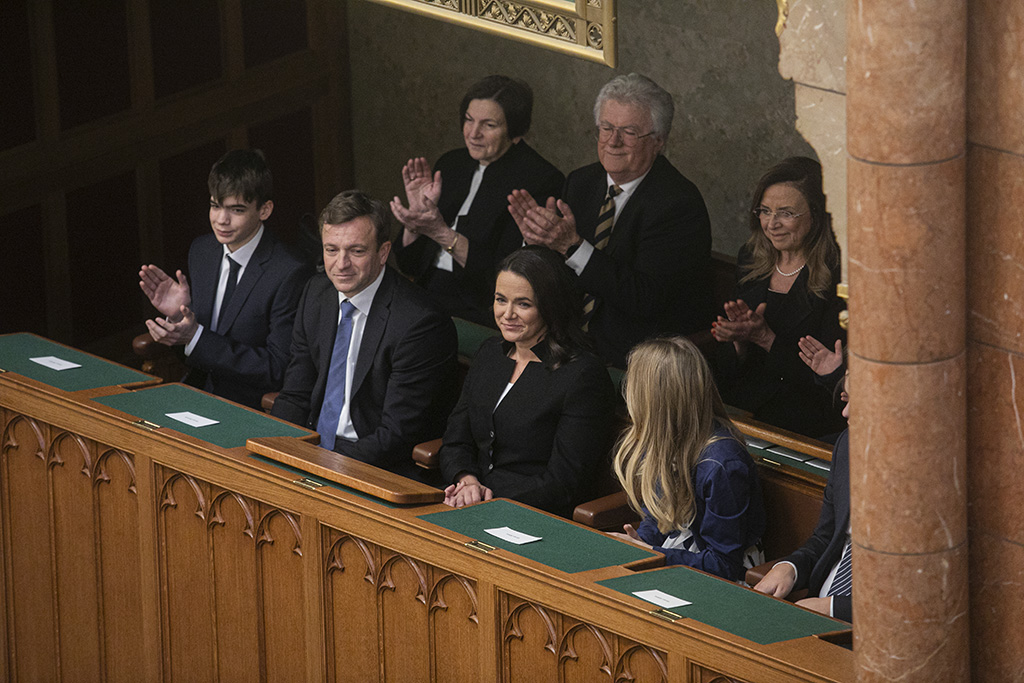 Novák Katalin családja körében a Parlamentben, köztársasági elnökké választása bejelentésének pillanatában. Fotó: MTI