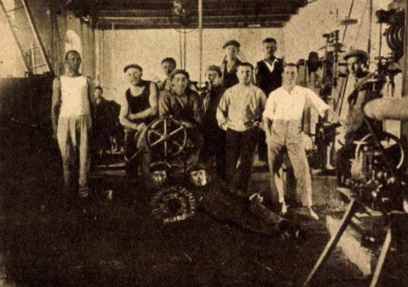 1927: az Interhelpo lakatosüzemének dolgozói / Forrás: A Hét, 1967