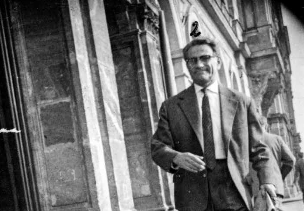 Sebestyén János a Széchenyi rakparton Hoffmanntól való elválása után. 1960. szeptember 21. A kép forrása: ÁBTL
