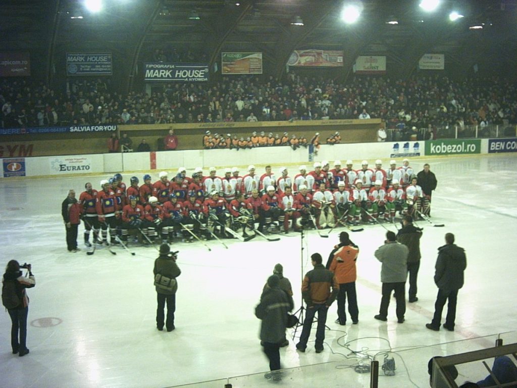 A Vargyar László által szervezett első Székelyföld-Magyarország jégkorong-mérkőzést 2006. december 30-án rendezték a gyergyószentmiklósi jégcsarnokban. A meccs végén mindkét Himnuszt elénekelték a szurkolók a zsúfolásig telt csarnokban. A szerző felvétele
