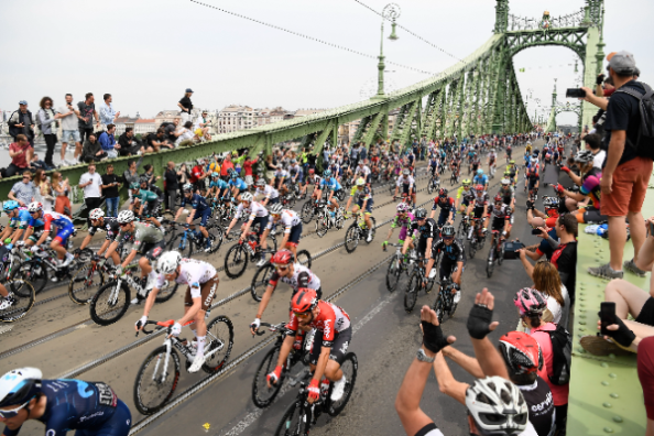 Sporttörténelmi pillanat: a Giro d'Italia mezőnye Budapesten! Itt éppen a Szabadság-híd budai hídfőjénél haladnak a versenyzők. Fotó: MTI/Kovács Tamás