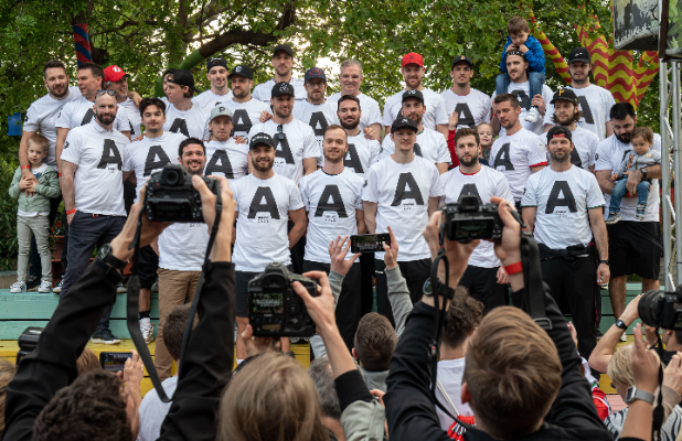 A magyar jégkorongsport újkori történetének harmadik A-csoportba jutását a Budapest Parkban ünnepelte a csapat és a szurkolótábor. Fotó: MTI/Szigetváry Zsolt