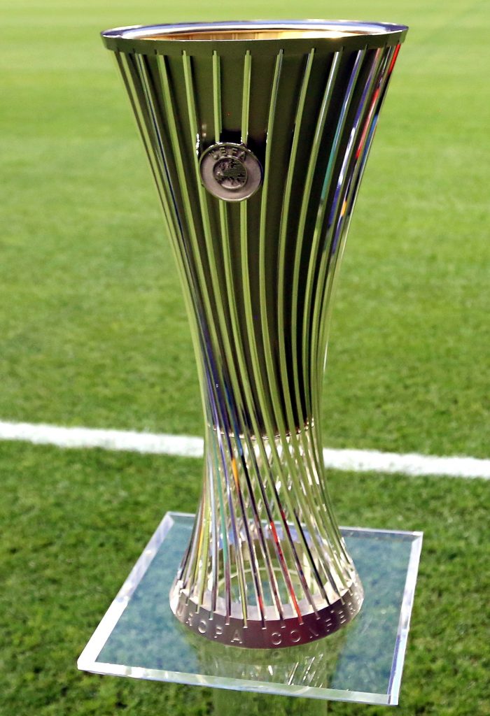 A labdarúgó Konferencia-liga győztesének járó trófeát először a kupasorozat történelme során az AS Roma csapata nyerte meg.<br /> Fotó: MTI/EPA/Malton Dibra