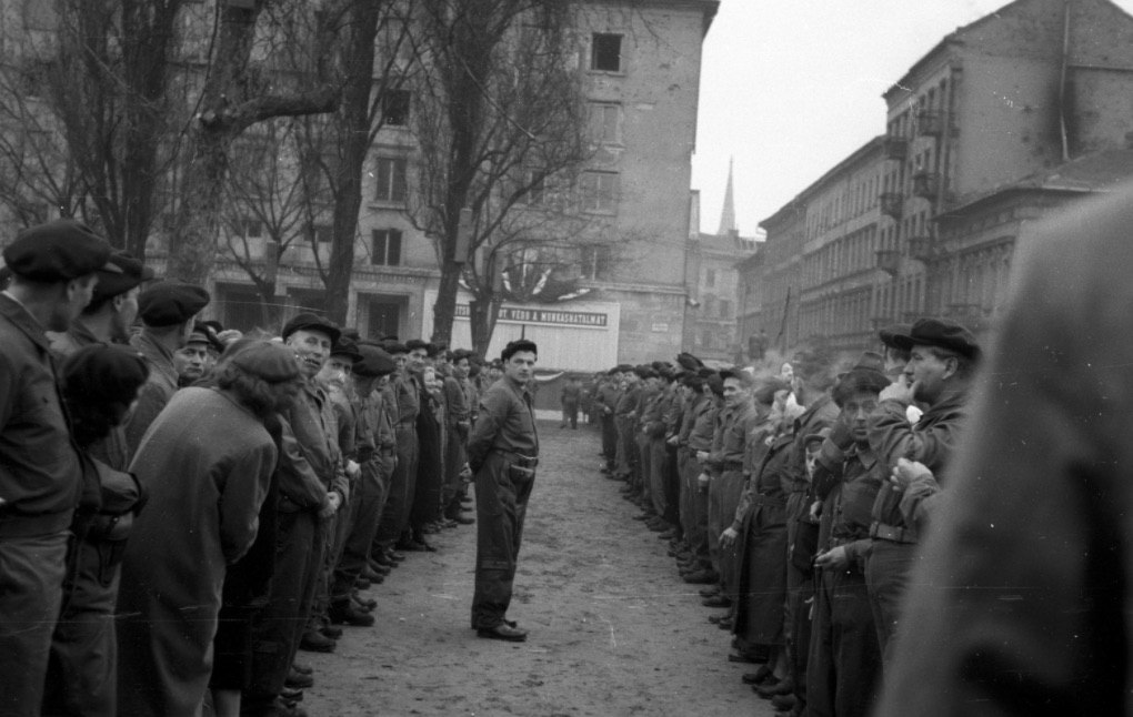 Munkásőrök akcióban: János Pál pápa (Köztársaság) tér, az MSZMP nagygyűlése a párt Budapesti Bizottságának székháza előtt, 1957. március 29-én. / Fortepan.hu, ad: Berkó Pál
