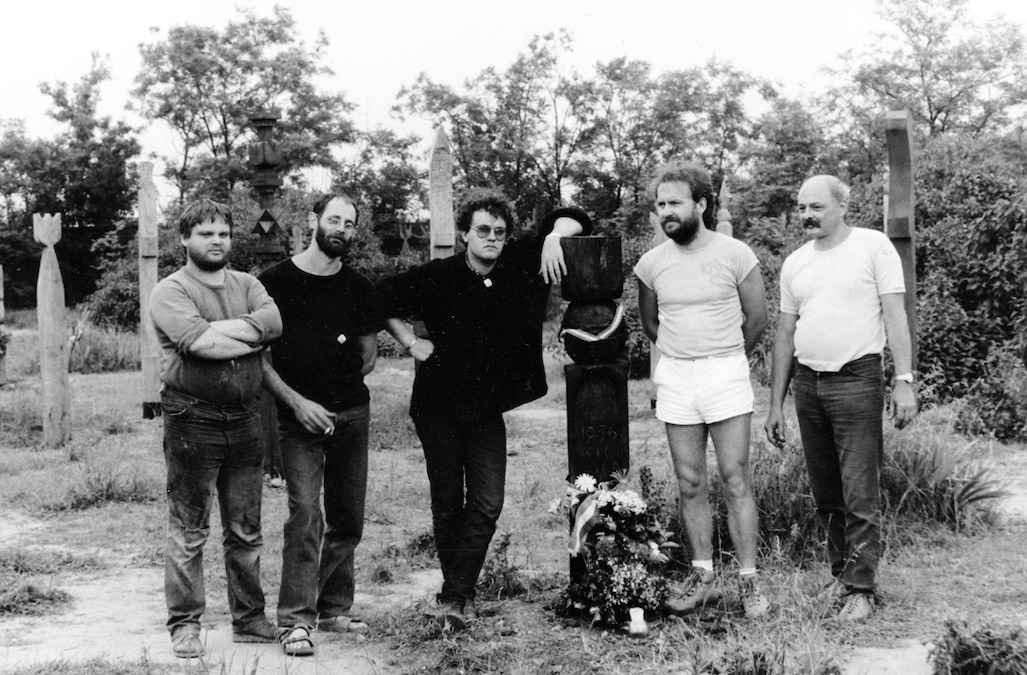 Az Inconnu Csoport tagjai és általuk állított kopjafák 1989. június 16-án, az 56-os hősök újratemetésekor. A Hősök terén nem volt helyük / Fotó: Fortepan.hu, ad.: Hegedűs Judit
