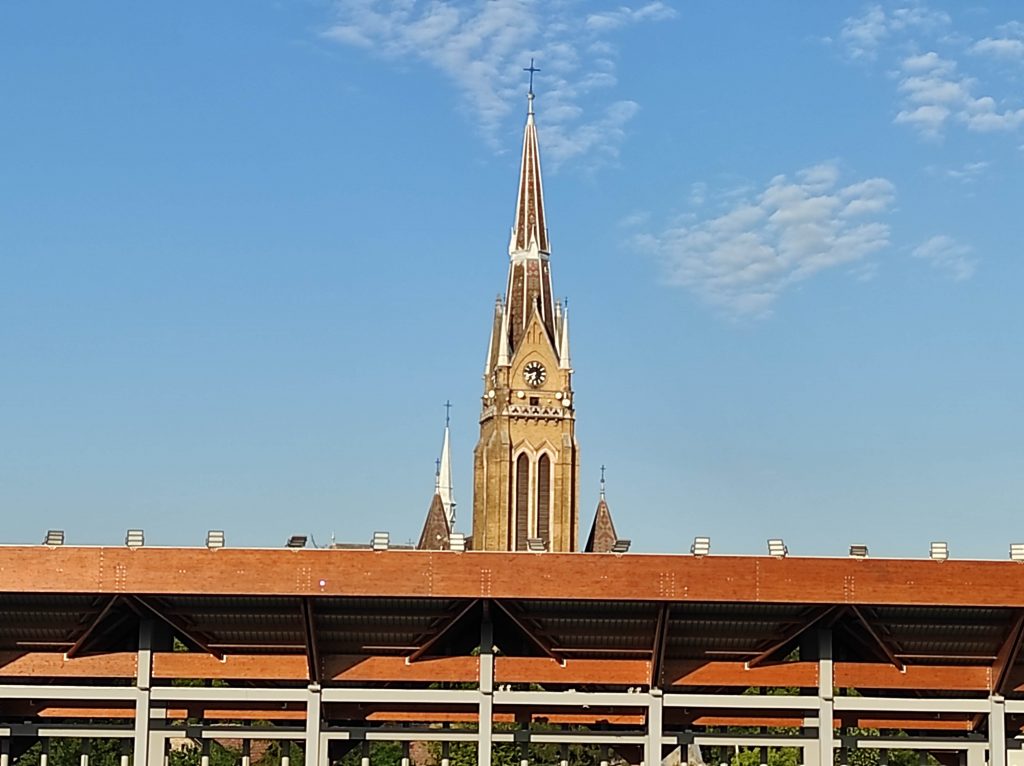 Nem csupán különleges látvány, de jelképes is, ahogy a stadion fölé magasodik a Sarlós Boldogasszony-templom magas tornya és a Feszület. Fotó: Kovács Attila