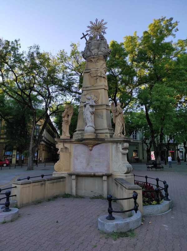A sok meghurcoltatást elszenvedett Szentháromság-szobor, amely immáron ismét régi helyén, a főtéren pompázik! Fotó: Kovács Attila