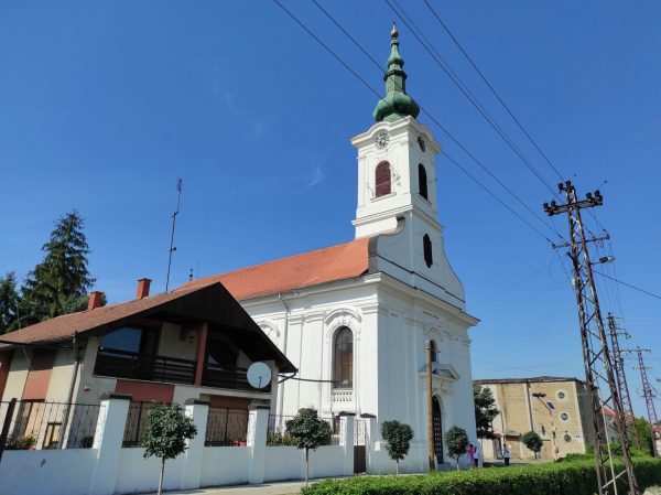 A református templom, mellette a parókia egy részével Bácsfeketehegyen. Fotó: Kovács Attila