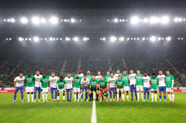 A Ferencváros-ZTE mérkőzést megelőzően közösen demonstrált a két csapat a rasszizmus ellen. Fotó: a Ferencvárosi Torna Club hivatalos Facebook-oldala