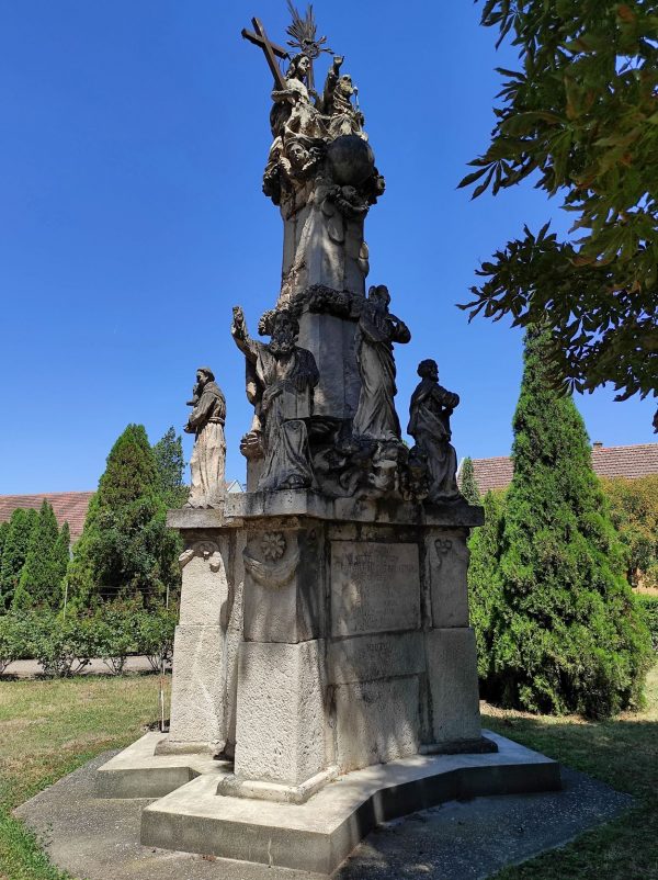 A Bata-család által állíttatott Szentháromság-szobor Magyarkanizsán. Fotó: Kovács Attila