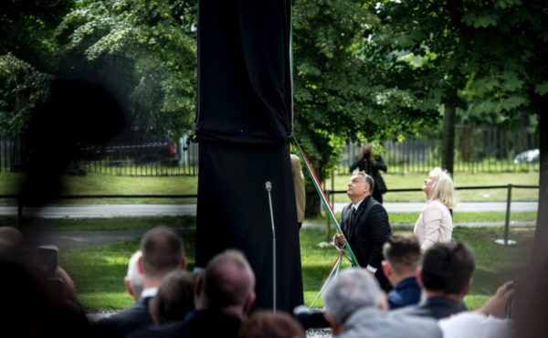 Orbán Viktor miniszterelnök és Menczer Erzsébet a SZORAKÉSZ elnöke leleplezik a GULAG-emlékművet Óbudán, az Árpád fejedelem útján. Fotó: a SZORAKÉSZ archívuma