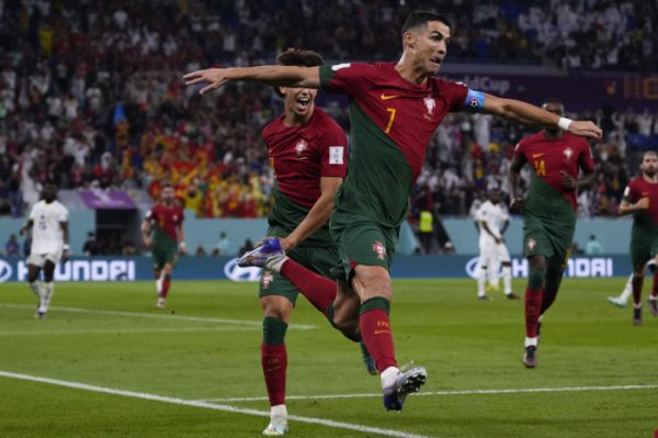 A portugál Cristiano Ronaldo, miután 11-esből gólt rúgott a katari labdarúgó-világbajnokság H-csoportjának első fordulójában játszott Portugália-Ghána mérkőzésen a dohai 974 Stadionban 2022. november 24-én.<br /> Fotó: MTI/AP/Manu Fernández