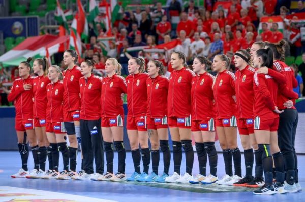 A magyar női kézilabda-válogatott a Himnuszt hallgatja a Svájc elleni mérkőzés Eb-csoportmeccs előtt Ljubljanában. Fotó: MTI/Czeglédi Zsolt