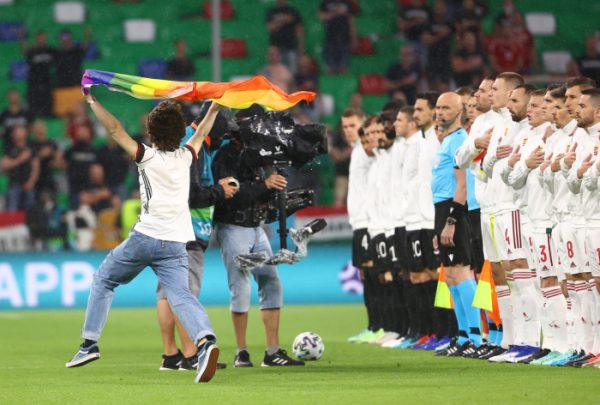 Szivárványos zászlóval zavarják meg a magyar Himnuszt Münchenben, a Németország-Magyarország Eb-csoportmeccs előtt. Fotó: MTI/EPA