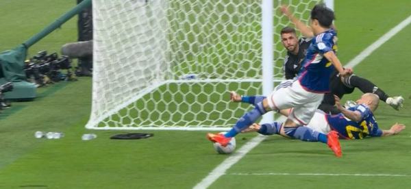 A játékvezető szerint egy egész kicsit csípte a vonalat még a labda, így megadta a második japán gólt. Fotó: Twitter/Rafael Garcia Lopez