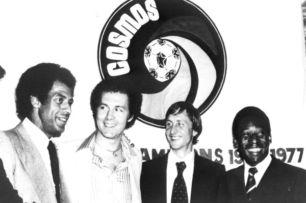 Carlos Alberto, Franz Beckenbauer, Johan Cruyff és Pelé, a New York Cosmos sajtótájékoztatóján, 1978. augusztus 3-án, amelyen bejelentették: a játéktól már visszavonult Cruyff két bemutató mérkõzést fog játszani a Cosmos csapatában.<br /> Fotó: MTI/ UPI