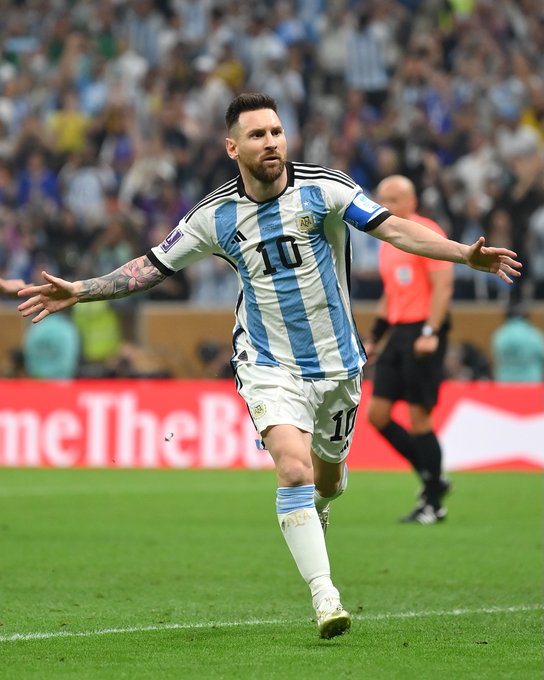 Lionel Messi nem hibázott, belőtte a tizenegyest, amellyel megszerezte a vezetést hazája számára. Fotó: a FIFA hivatalos, világbajnoki Twitter-fiókja