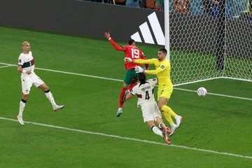Marokkó gólja: en-Nesziri megelőzte a rosszul kijövő portugál kapust, ezzel vezetést szerzett csapatának. Fotó: a FIFA hivatalos, világbajnoki Twitter-fiókja