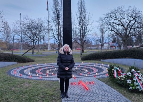 Menczer Erzsébet emlékező beszédet mond a SZORAKÉSZ megemlékezésén a kommunista diktatúrák áldozatainak emléknapján 2023. február 25-én. Fotó: Géher Ferenc