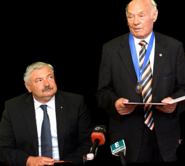 Lomnici Zoltán jogászt (bal oldalon) az Aranycsapat legendás játékosa, Buzánszky Jenő (jobbra) kérte fel a csapat hagyományainak ápolására. Fotó: MTI