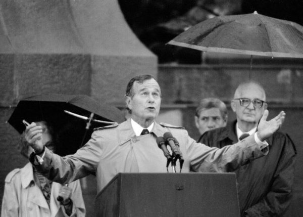 George Bush, az Egyesült Államok elnöke beszédet mond a Kossuth téren 1989. július 11-én. A szakadó eső előtt több tízezer ember volt kíváncsi a szabad világ elnökének beszédére, amelyet végül fejből mondott, előre megírt beszédének nyilvános széttépését követően. Fotó: MTI/Németh Ferenc