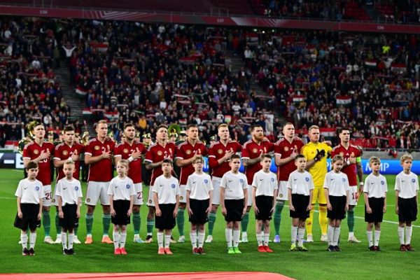 Válogatottunk a Himnuszt énekli a Puskás Arénában a Magyarország-Észtország barátságos mérkőzés előtt. Fotó: MTI/Mónus Márton